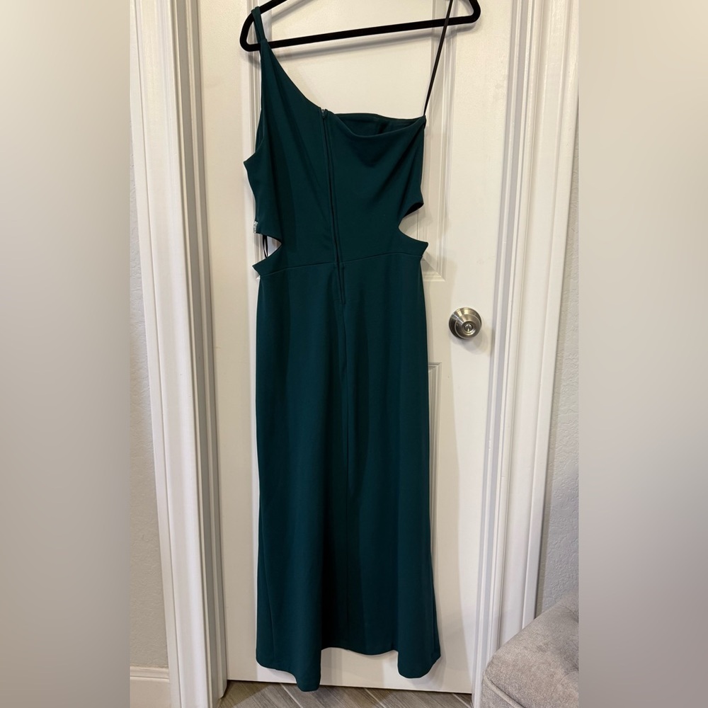 Elegant Green Strapless Dress with Silver Accents at midriff - Picture 3 of 12